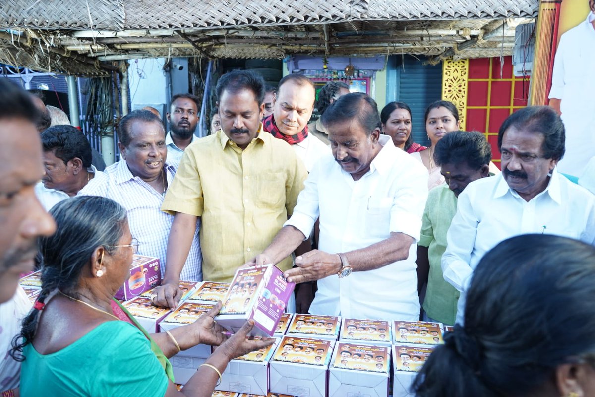 KN_NEHRU's tweet photo. நவீன தமிழ்நாட்டின் தந்தை நம் முத்தமிழ் அறிஞர் டாக்டர் கலைஞர் அவர்களின் 103 வது பிறந்தநாள் விழா திருச்சி மாவட்டம் திருவரங்கத்தில் நட��பெற்ற நிலையில் இன்று அதில் பங்கேற்றேன்.

இந்த விழாவில் மாற்றுத் திறனாளிகளுக்கான சக்கர நாற்காலிகள், மிதிவண்டிகள், தையல் மெஷின், ஹாட் பாக்ஸ், புடவைகள், வேஷ்டிகள் உள்ளிட்ட பல்வேறு நலத்திட்ட உதவிகளை ஏழை, எளிய மக்களுக்கு வழங்கினேன்.

அதைத்தொடர்ந்து அப்பகுதி மக்களுக்கு உணவு வழங்கி கலைஞரின் பிறந்தநாள் விழா மகிழ்ச்சியை பகிர்ந்து கொண்டேன்.

கலைஞர் காட்டிய வழியில் நம் கடமையை ஆற்றுவோம்..!

#KalaignarForever