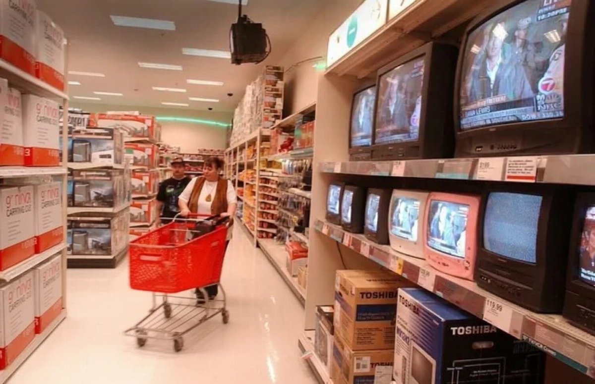 NostalgiaYZ's tweet photo. The TV and gaming aisle at target today compared to the early 2000s. https://t.co/eUozyE7pWE