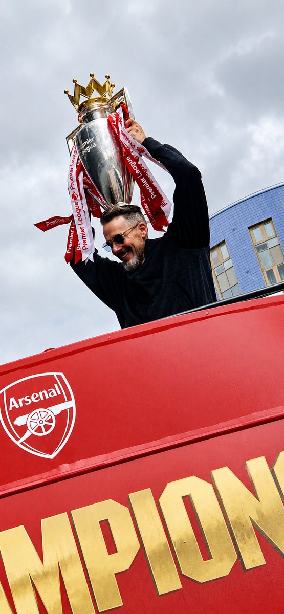ArsenalSensible's tweet photo. Usually a calm, reserved and soft-spoken guy but on this day, man was vibing like never before. 🤣 #JoshKroenke https://t.co/6QAvc485pz
