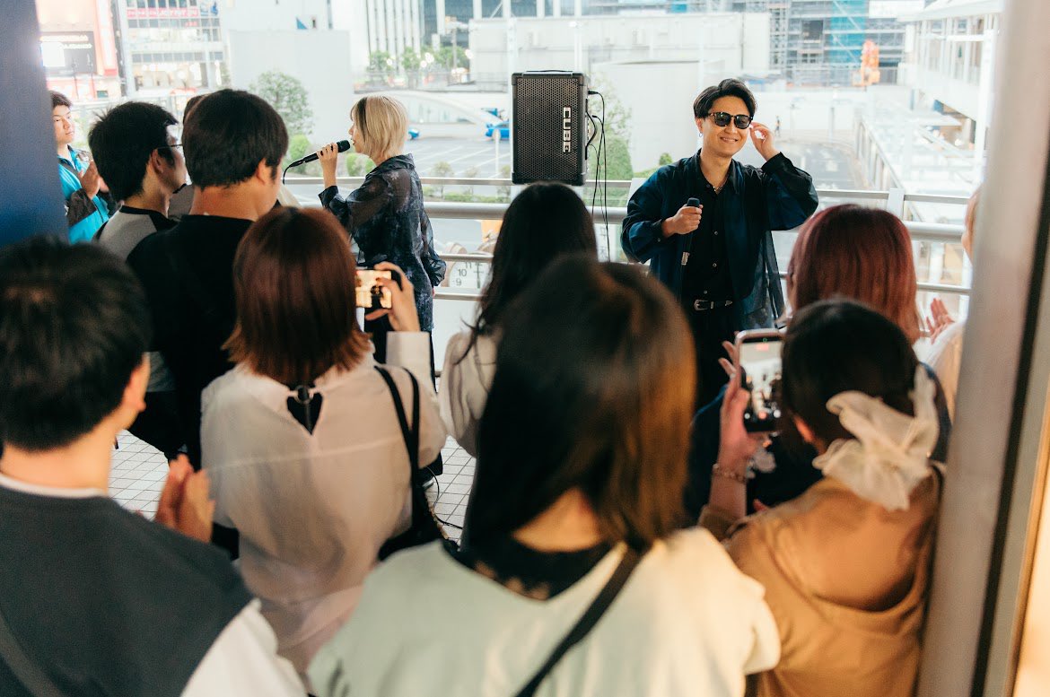 baypockets_usk's tweet photo. 【船橋駅前路上ライブ】
歌手でいられる理由と、
ずっと歌手でいたい理由が、
ぎゅっと詰まっているような、
とても幸せな時間でした。
延長戦で歌った「ナミダの軌跡」が
今日は妙にグッときて、
久しぶりに音源を聴いています。
苦しかった当時の自分に、
今日の話をしてあげたいな。
#ベイポケ https://t.co/dz56c6IpGt