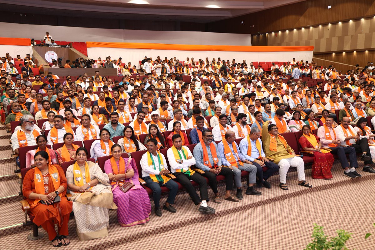 Bhupendrapbjp's tweet photo. ગાંધીનગર લોકસભાના લોકલાડીલા સાંસદ અને કેન્દ્રીય ગૃહ અને સહકારિતા મંત્રી શ્રી અમિતભાઈ શાહનું સ્વપ્ન ગાંધીનગર લોકસભા વિસ્તારને દેશનો સૌથી હરિત લોકસભા વિસ્તાર બનાવવાનું છે. જે અંતર્ગત વૃક્ષારોપણની કામગીરી ખૂબ સુંદર રીતે થઈ રહી છે. 

આજે અમદાવાદ ખાતે માનનીય ભાજપા પ્રદેશ અધ્યક્ષ શ્રી જગદીશભાઈ વિશ્વકર્મા તેમજ પક્ષના કર્મઠ સાથીઓની જોડે 'એક પેડ મા કે નામ' અભિયાન અંતર્ગત ગાંધીનગર લોકસભામાં અત્યંત મોટા પાયે વૃક્ષારોપણના આયોજન અંગે ચર્ચા કરી. 

@AmitShah
@iJagdishBJP
@BJP4Gujarat