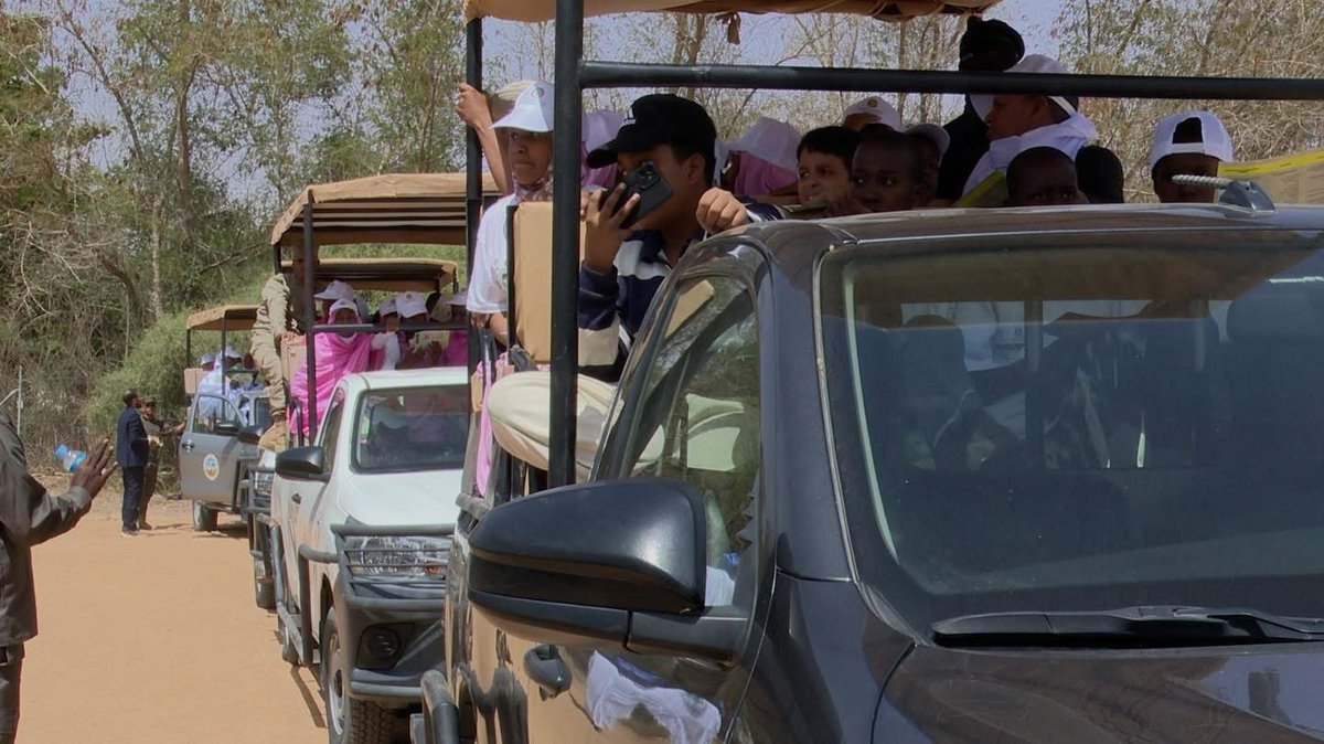 mauritaniahadth's tweet photo. في إطار الاحتفال باليوم العالمي للبيئة، نظمت وزارة البيئة خرجة تربوية وتحسيسية لصالح 200 تلميذ من مدارس نواكشوط، بهدف تعزيز الوعي البيئي وترسيخ ثقافة المحافظة على الموارد الطبيعية، وإعداد جيل واعٍ بقضايا البيئة والتنمية المستدامة. 🌱🌍
 #موريتانيا_الحدث https://t.co/Jufe29NXYY