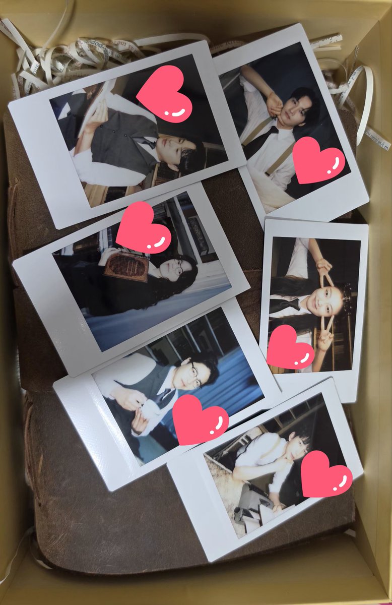 20SX10's tweet photo. 운베난트 최다 관람 선물❤️

운베난트 첫공부터 막공까지 늘 함께한 방명록
그리고 사랑하는 롤란트와 로테.Y교수님 폴라
아직 받지 못한 사진 액자(배송이 ㅠㅠ)

발로 찍은 사진이지만 공유 해 보겠습니다
액자도 도착하면 추가 공유 할게요 https://t.co/YUG6qF8Q7Z