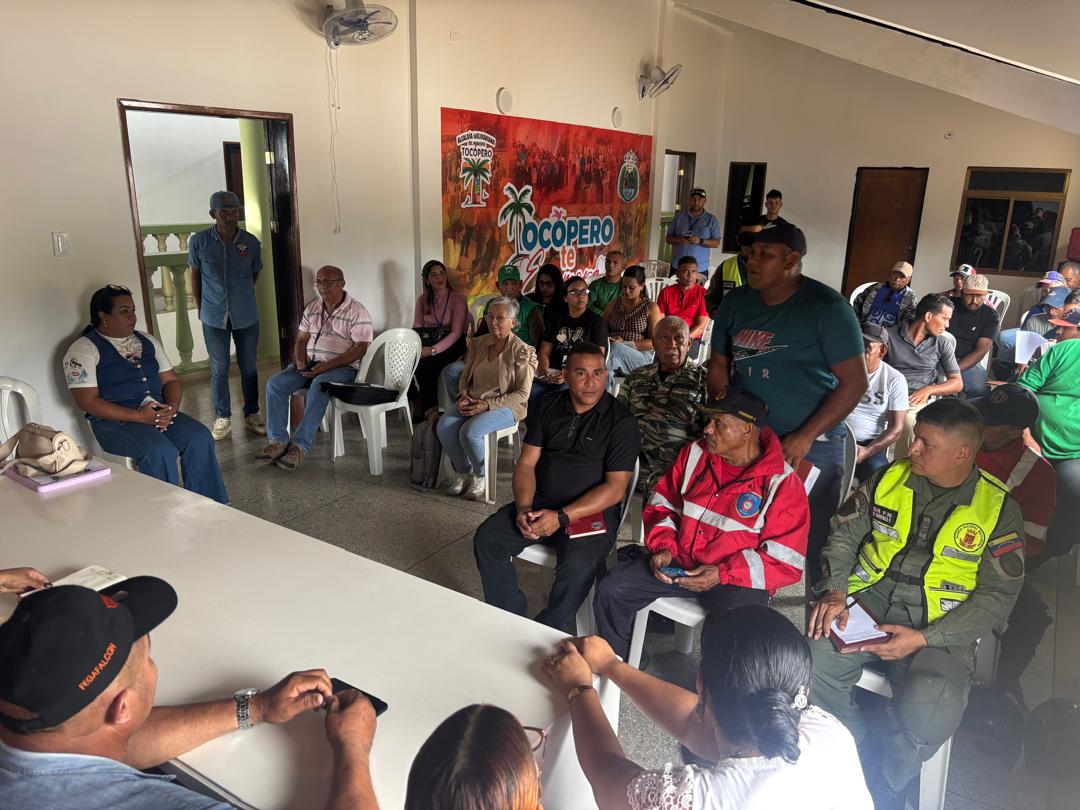 Inti_Falcon's tweet photo. Desde las instalaciones de la Alcaldia Bolivariana del Mcpio Tocopero, se llevó a cabo una Mesa de Trabajo con campesinos del Sector Ricoa y demás autoridades convocadas; a fin de plantear los diferentes problemas para la activación de la productividad agricola de la zona. https://t.co/ahiQf2qkEr