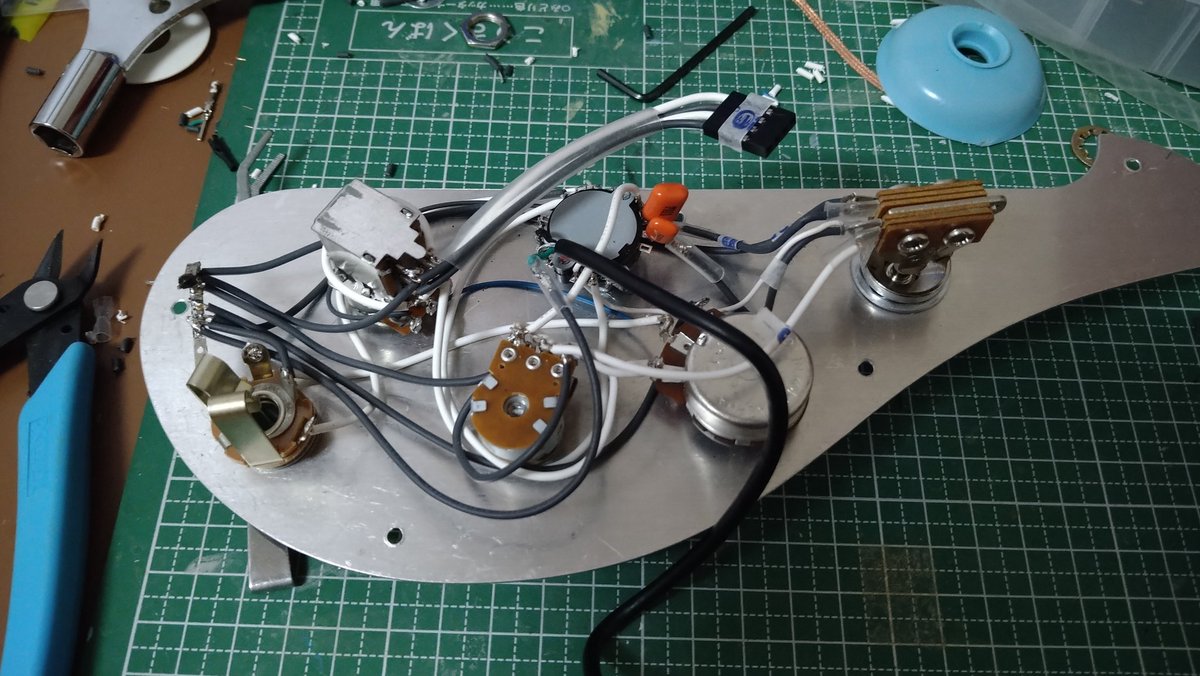 gajettpc's tweet photo. コントロールの内部配線。トグルスイッチの上下を修正。上でフロントカット、下でトーン回路カット。スラップでアタックを出す為に上に向けると手に当たる問題が無くなった。トグルスイッチは真ん中２つの端子を離す事でこの複雑な要件を満たす回路の完成の鍵となった。
#ヴァイパーベース https://t.co/ic3705e7Yf