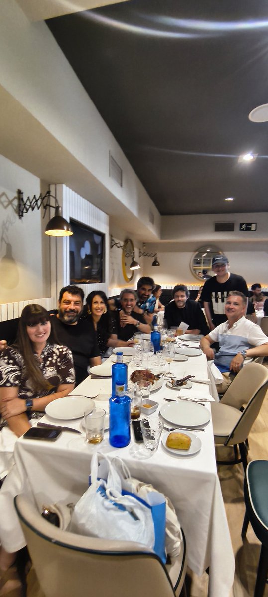 maria_oruna's tweet photo. 🔴 Ha sido una semana increíble con La Cámara de las Maravillas.
Vigo, Burgos, Valladolid y Madrid. GRACIAS por esta acogida tan espectacular. 
La semana que viene, Barcelona (10 junio), Zaragoza (11) y Madrid (12, 13 y 14).
Si os apetece nos vemos, marineros. https://t.co/OQBC6A39j6