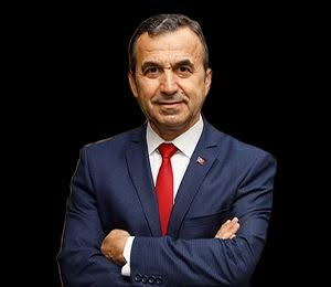 Dede38__'s tweet photo. Kılıçdaroğlu’na mektup...
06 Haziran 2026- Sözcü gazetesi
Sayın Kılıçdaroğlu...
Bir ev düşünün...
Kapısını, Gazi Mustafa Kemal açmış...
Duvarlarını, cepheden dönenler örmüş...
Pencerelerine, Kuvayı Milliye umutlarını asmış...
Adına da, Cumhuriyet Halk Partisi demişler.
★★★
Yüz üç yıllık bir ev...
İçinde Millî Mücadele var...
Yoksulluklar var...
Zaferler var...
Gözyaşı var...
Ama hepsinden önemlisi bir kutsal emanet var, vasiyet var.
Ve şimdi o evde...
Kavga, “hesaplaşma”...
“Arınma” sesleri...
★★★
Sayın Kılıçdaroğlu...
On üç yıl...
Az zaman değil...
Bir çocuk doğar, büyür, liseye gelir...
Atatürk’ün Cumhurbaşkanlığı dönemi on beş yıl...
On üç yıl boyunca, CHP’nin kaptanı oldunuz.
Gemiyi siz yönettiniz.
Geminin kadrosunu siz seçtiniz.
Ve her seçim gecesinde, ekran başında bekleyen milyonlarca insanın hayal kırıklığı yaşadığı yıllar...
★★★
CHP tam zafere doğru ilerlerken, partiyi bir kasırganın içine ittiniz.
İnsanlar şunu soruyor:
“Neden?”
Yeni seçtiğiniz kadro, “Devlet Aklı” diyor.
Siz, “arınacağız”, “hesap soracağız” diyorsunuz.
111 milletvekili, hesap soracağınız tarafı destekliyor.
25 kadar milletvekili de sizi.
Bu sayı, sizin için bir anlam ifade etmedi mi?
Partiyi kazanmak başka şeydir, dağıtmak başka...
★★★
Atatürk, CHP’yi kurarken koltuk yoktu.
Koltuğu, makamı hiç düşünmedi.
Bir vatan kurtardı.
Aydınlık bir gelecek bıraktı.
Bir umut ışığı yaktı.
Mal varlığını bile bu partiye bıraktı.
Çünkü CHP onun gözünde şahısların değil, ilkelerin eviydi.
Bu evin sahibi kim?
Bir kişi mi?
Yoksa millet mi?
★★★
Batı Cephesi Komutanı İsmet İnönü, yıllar sonra parti genel başkanlığını kaybetti.
Ama CHP’yi korudu.
Çünkü, büyük siyasetçiler bazen kazanarak değil, vazgeçerek büyürler.
Vazgeçmek, bazen bir devrimdir.
★★★
Şimdi CHP’nin koridorlarında umut dolaşmıyorsa...
Coşku yoksa...
Parti parçalanmışsa...
Gelecek seçimi, CHP’nin rakiplerine altın tepside hediye etme adımları atılıyorsa...
Suçlu kim?
★★★
Sizden sonra gelen CHP yönetiminin elbette eleştirilecek yönü var...
Ama, konu artık parti değil, Atatürk’ün ve Cumhuriyet’in varlığı.
Şu anda oluşturduğunuz kadroda, kaç kişi Atatürk’ün “Altı Ok”unu sahiplenerek yakasına takabilir?
Bazıları hiç, kimileri tek ok, az bölümü ise iki üç oku ancak sahiplenir.
“Altı Ok”u benimseyen, bir elin parmaklarını bile geçemeyecek sayıda...
★★★
Atatürk, “Benim iki büyük eserim vardır; biri Türkiye Cumhuriyeti, diğeri Cumhuriyet Halk Partisi’dir” der.
Çünkü CHP, sıradan bir siyasi parti değil...
Atatürk’ün emanetidir, vasiyetidir.
Emanet yere atılmaz, parçalattırılmaz.
Onu korumak için nöbet tutulur.
★★★
CHP’nin kökü...
Kuvayı Milliye ruhudur.
İstiklal Savaşı’nın karargâhıdır.
Türk devriminin kurumsal hafızasıdır.
Cumhuriyetin kurucu kadrosudur.
CHP’nin tapusunda makam hırsı değil, şehitlerin kanıyla millet iradesi yazılıdır.
★★★
CHP’nin gerçek sahibi, Anafartalar’da toprağa düşen Mehmetçik, İstiklal Savaşı’nda vatandan başka sevgili bilmeyen o kuşak, Cumhuriyet’in öğretmeni, köylüsü, işçisi ve Atatürk’ün Cumhuriyet’i emanet ettiği Türk milletidir.
Bu parti; Cumhuriyet’i ilan etmiş, hilafeti kaldırmış, hukuk devrimini gerçekleştirmiş, kadınlara seçme ve seçilme hakkı vermiş, sanayi hamlelerini başlatmış, çağdaş Türkiye’nin temellerini atmıştır.
Kaynak olarak ekle
★★★
Sayın Kılıçdaroğlu...
Atatürk’e ve Cumhuriyet’e gönül vermiş milyonlardan biri olarak yazıyorum.
Atatürk’ün ömrünü verdiği Hatay’da doğmuş biri olarak...
Atatürk’e ödeyemeyeceğim vefa borcum nedeniyle yazıyorum...
Hiçbir makam beklentisi olmayan biri olarak yazıyorum...
Dürüstlüğünüz ve insani yönünüz nedeniyle, size saygı duyan biri olarak yazıyorum.
★★★
Mutlak butlan kararının ardından, CHP’nin içine düştüğü durum karşısında tarih, sizin ne kazandığınızı değil, nasıl davrandığınızı yazacaktır.
Sizden beklenen, CHP’yi bir kavgaya, bölünmeye sürüklemek değil...
Kurucusunun mirasına yakışır biçimde, birleştirici bir tavır sergilemenizdir.
Vasiyete uygun hareket etmenizdir.
Bu da, seçilmiş kadroyu kucaklamakla ve en kısa sürede kurultaya gitmekle mümkün.
Çünkü, kurucu vasiyetin ruhuna aykırı hareket etmek meşru değildir.
★★★
Unutmayın...
Bazen bir adım geri çekilmek, bir ömür ileri gitmekten daha büyük bir hizmettir.
Düşünmeniz gereken ölçü, Cumhuriyet’in geleceğidir.
Sırada, Atatürk’ün ulus devletini hedef alan Anayasa değişikliği var.
Sırada Cumhuriyet’in temel değerleri var.
Yani, size teslim edilen emanet ve Atatürk’ün vasiyetinin varlığı söz konusu...
Çevrenizdeki, “Altı Ok”a mesafeli ve kişisel çıkarları önceleyenlere aldırmayın.
Onlar, hiçbir zaman Atatürk’ün çizgisinde olmayan, İkinci Cumhuriyetçilerdir.
Onları uzaklaştırın...
★★★
CHP’nin varlık nedeni, Cumhuriyet’i yaşatmak ve geleceğe taşımaktır.
Kavga değil birlik, hesaplaşma değil dayanışma...
Geçmişe saplanmak değil, geleceğe yürümek...
En ağır yük nedir bilir misiniz?
Milyonlarca insanın hayallerini, umutlarını yerle bir etmektir.
Ama şimdi, o eşik de aşıldı.
★★★
Ve şimdi o kahramanların gözü sizde...
Emanete sahip çıkacak mı, vasiyete uygun hareket edecek mi?
Torunlarınızın umudu, geleceği sizde...
Cumhuriyetin temel değerlerini koruyacak mı?
Bu coğrafyanın gerçeği şudur:
Atatürk’ü ve Cumhuriyet’i Türkiye’den çıkarın, geriye Afganistan kalır.
★★★
Sayın Kılıçdaroğlu...
Hiçbir şey sonsuz değil...
Bütün makamlar tarihin tozlu raflarında yerini alır.
Ama milletin hafızasında tek bir soru kalır:
“Bu insan, kendisine teslim edilen emanete ne yaptı?”
★★★
Tarih, insanları bıraktıkları mirasla yargılar.
Ünlü Filozof Seneca der ki:
“Ölüm her şeyi eşit kılar...”
Büyük İskender’e atfedilen bir söz vardır:
“Öldükten sonra ellerim tabutun dışında kalsın. Öbür dünyaya hiçbir şey götürmediğimi halk görsün...”
★★★
Yetki coşkusu saman alevidir, kül yığınıdır geriye kalan...
Çünkü, “Şerefle tamamlanması gereken en zor görev hayattır, hayat...”
Ve unutmayın, “Mezara sadece haysiyet gider...”
Beş bin yıllık yazılı tarihin hükmüdür bu...
En içten saygılarımla...
Naim Babüroğlu
6 Haziran 2026, İstanbul.
Naim Babüroğlu