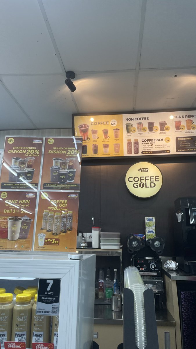 kyysaaaa_'s tweet photo. @jakkksparrow point versi lite aja wkwk, kadang di nescafe suka kemanisan bgtt meskipun udh pesen less sugar tetep manis menurutku😭
klo ke coffe gold cobain tiramisu late,caramel machiato,mocha seasalt less sugar semua yaaaa https://t.co/tPojf0GnZE