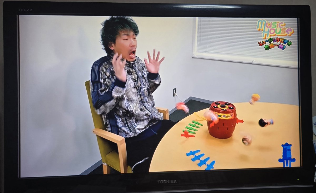 fimilly_orange's tweet photo. Rhythmic Toy Worldのうっちーさんがテレビに突然現れて黒ひげ危機一髪やってたww https://t.co/YNGxLfo1su