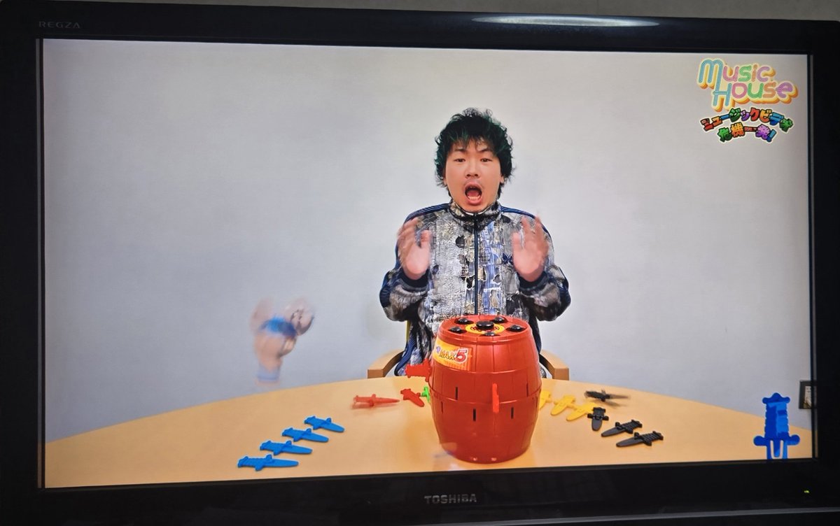 fimilly_orange's tweet photo. Rhythmic Toy Worldのうっちーさんがテレビに突然現れて黒ひげ危機一髪やってたww https://t.co/YNGxLfo1su
