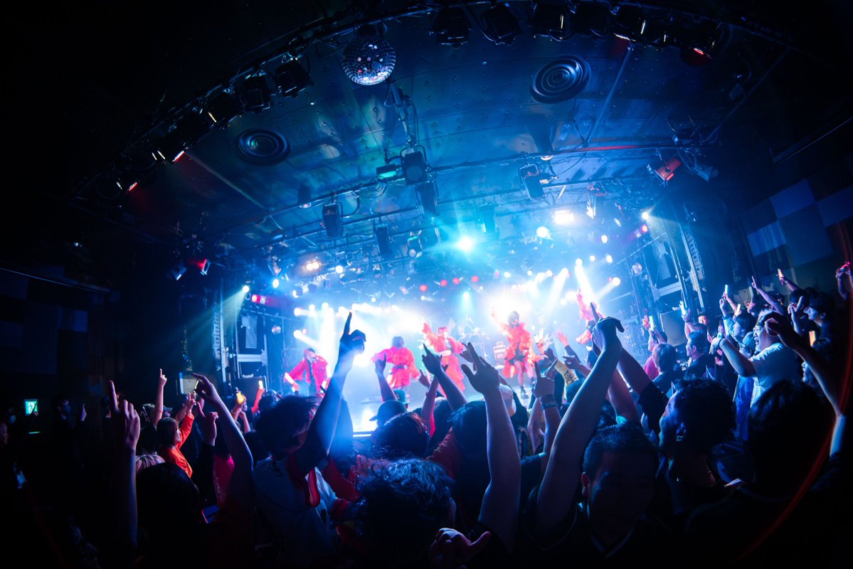 AIBECK_'s tweet photo. ◤◢◤━━━━━━━━━━━━━◢◤◢
❤️‍🔥 AIBECK BANDSET TOUR 2026 ❤️‍🔥
大阪・梅田CLUB QUATTRO
ありがとうございました‼️
◤◢◤━━━━━━━━━━━━━◢◤◢

新体制初披露となった野音ワンマン衣装。
そしてBAND SET TOUR大阪公演。

あの景色、
あの熱量、
最高でした🔥

遠征してくれた皆様、
大阪で待っていてくれた皆様、
初めてAIBECKを観てくれた皆様、
本当にありがとうございました。

ツアーは遂にラスト。

次回――

❤️‍🔥 TOUR FINAL ❤️‍🔥
📍Spotify O-EAST

もっと大きな景色へ。
全部ぶつけに行きます。

7.23、
AIBECKの今を見届けてください。⚡️

🎫 #コムツアー
https://t.co/7DoRdcUj8J

🎫 #AIBECKツアー
https://t.co/DGCUtYG4jN

#AIBECK
#AIBECKツアー
#コムツアー
#SpotifyOEAST
#ツアーファイナル

※AIBECK BAND SET TOUR 2026は大阪公演を経て、7月23日のSpotify O-EASTでツアーファイナルを迎えます。