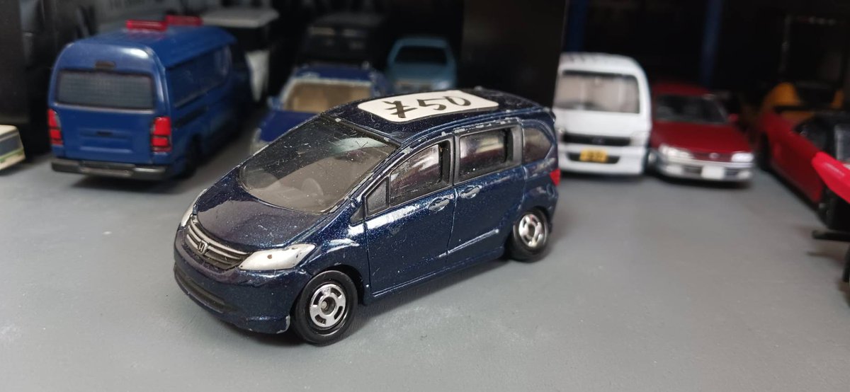 YuItsu11's tweet photo. フリードを仕様変更してフリードスパイクにしました！
カラーはタミヤのパールライトブルーです～
バックドアは3枚目のシルバーの元々ドアが欠品してたフリードに移植したのでダイソーのおゆまるで型とってパテで複製しました
ベースは4枚目のフリマで買ったやつです！ https://t.co/lWHXyvLsIT