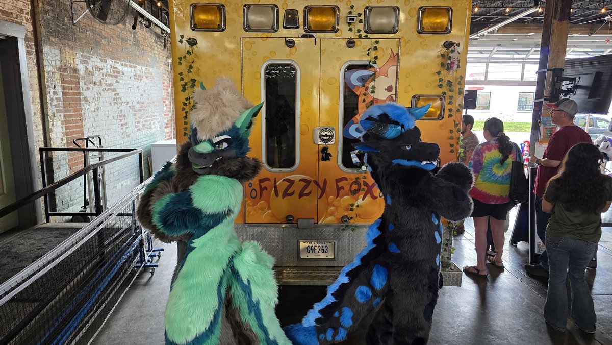 CharlieGatox's tweet photo. Had a really fun time going and seeing the Fizzy Fox truck <3 Enjoyed good drinks and good company with @Steamie_Dragon ^_^ https://t.co/quNhJXSOzR