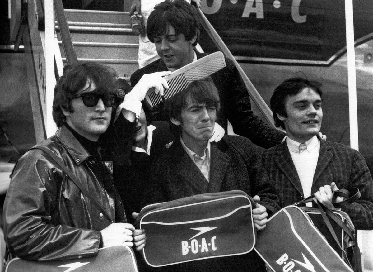 RODRICKSRULE's tweet photo. george harrison being tormented with a giant comb by BOAC flight attendant anne creech. — june 7, 1964 https://t.co/sePKTdcymF