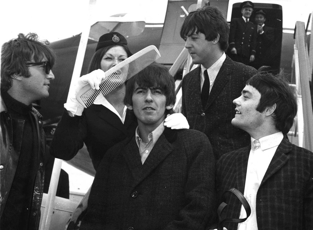 RODRICKSRULE's tweet photo. george harrison being tormented with a giant comb by BOAC flight attendant anne creech. — june 7, 1964 https://t.co/sePKTdcymF