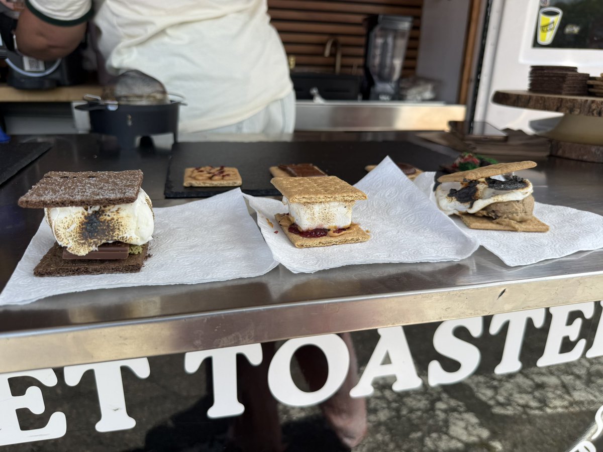 embernic's tweet photo. Mount Loretto Food Truck Festival

- blue raspberry dirty soda
- rice balls with hot honey, mozzarella, and ricotta
- s’mores flight: dubai, peanut butter and jelly, cookie dough
- frozen hot chocolate https://t.co/qJLmwT4l1n
