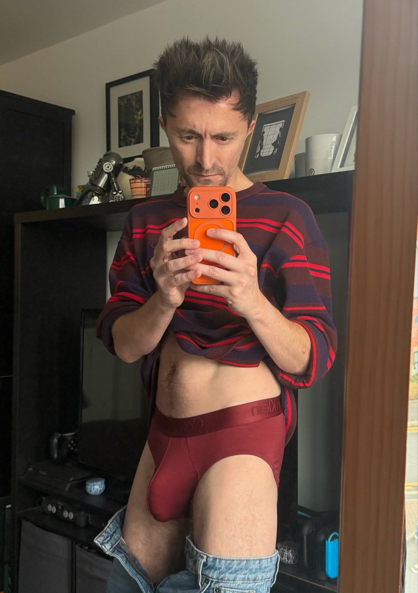 Jetsam_Shoes's tweet photo. Jeans fell off again https://t.co/TGJRw3jcak