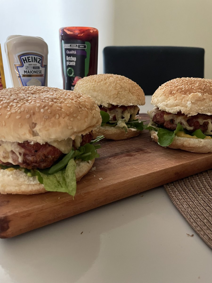 c4iume's tweet photo. acabei de ver as @canaldragbox comendo hambúrguer de linguiça no Cão Velho e me deu mta vontade, como to longe de SP resolvi fazer o meu próprio https://t.co/hzrmGWnVIM