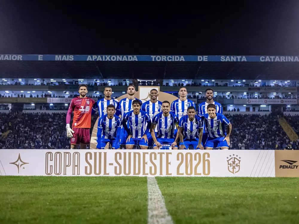 OrgulhoAzurra's tweet photo. Chapecoense NASCEU pra ser vice pro Avaí. 

Pode ser o campeonato que for, momento que for os cara enxerga o Avaí na final é automático, eles peida. 

7 FINAIS ENTRE OS CLUBES E 5 TÍTULOS EM CIMA DOS CARA SENDO DOIS DENTRO DA CASA DELES.

O TIME MAIS SUPERESTIMADO DO FUTEBOL. https://t.co/3VFiv4ihYq