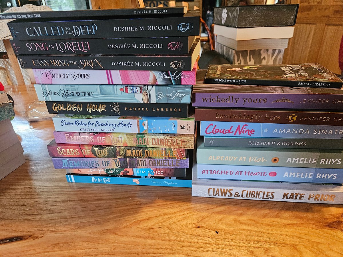 CrystalFinds's tweet photo. My 21 book haul from the Signed With Spice book convention last weekend. I also brought 6 books from home to have signed 😍 https://t.co/jYVfQ4yXIG
