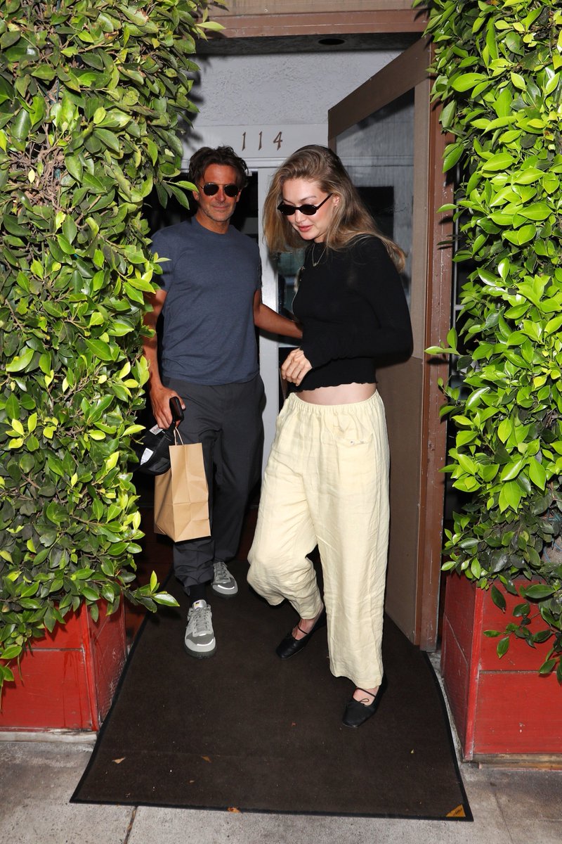 GHBRMidia's tweet photo. Gigi Hadid com Bradley Cooper deixando o restaurante Giorgio Baldi em Santa Monica, na Califórnia ontem - 6 de junho. Mais fotos: https://t.co/a95T9Yx9hA https://t.co/IcQX3mrrHo
