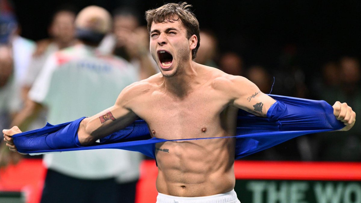 PlayProphetX's tweet photo. We are going FIVE in France! 

Cobolli takes the 4th set tiebreak and sends the finals to a decider. 

LIVE ODDS 
Zverev -144 
Cobolli +144 https://t.co/0ByKSuIl8d