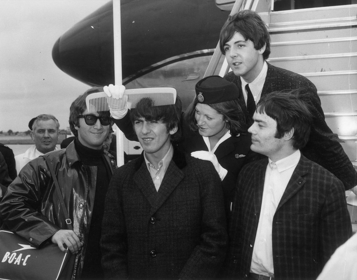 RODRICKSRULE's tweet photo. george harrison being tormented with a giant comb by BOAC flight attendant anne creech. — june 7, 1964 https://t.co/sePKTdcymF