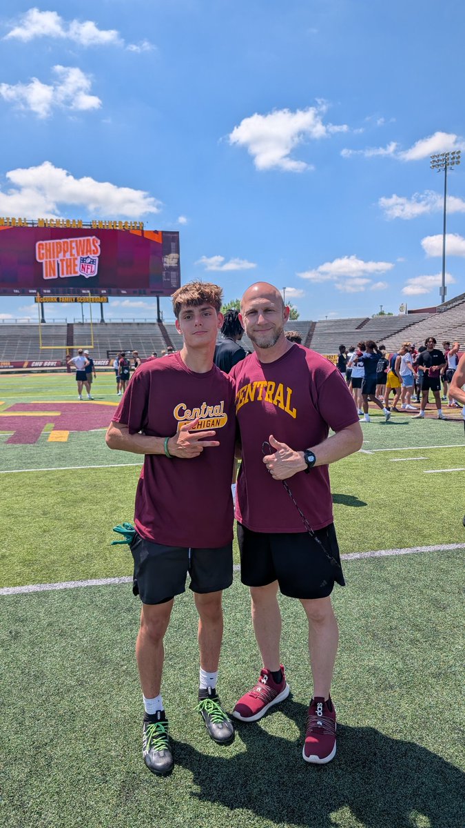 LandynBrant2114's tweet photo. It was a pleasure meeting @CoachDrinkall and having me at the university for their camp. Hopefully this won't be the last time we talk. Go Chippewas! @PlayBookAthlete @PrepRedzone @DFO_AJ @CMU_Football @CoachDukes_ https://t.co/TWMSvbWTqp