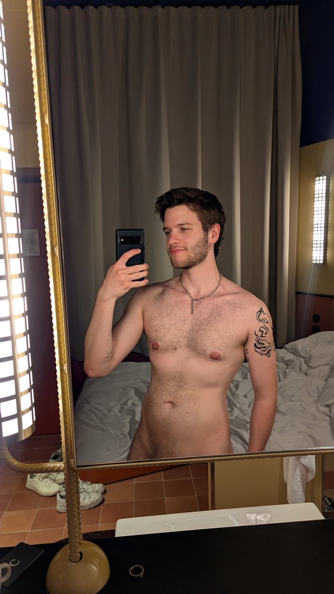 Der_Fabio99's tweet photo. Hotel room lighting always hits https://t.co/gcMIETz4JH