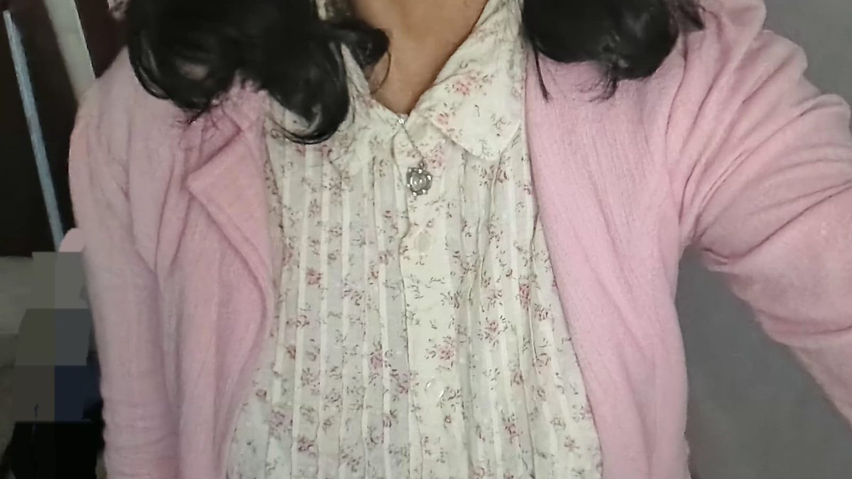 levreveuse's tweet photo. senangnyaa i got baju pink lucu ini tanpa perlu ngewar 💖

dan malam ini aku lanjutin baca white night fyodor d :3 https://t.co/8tmEPPHJ3C