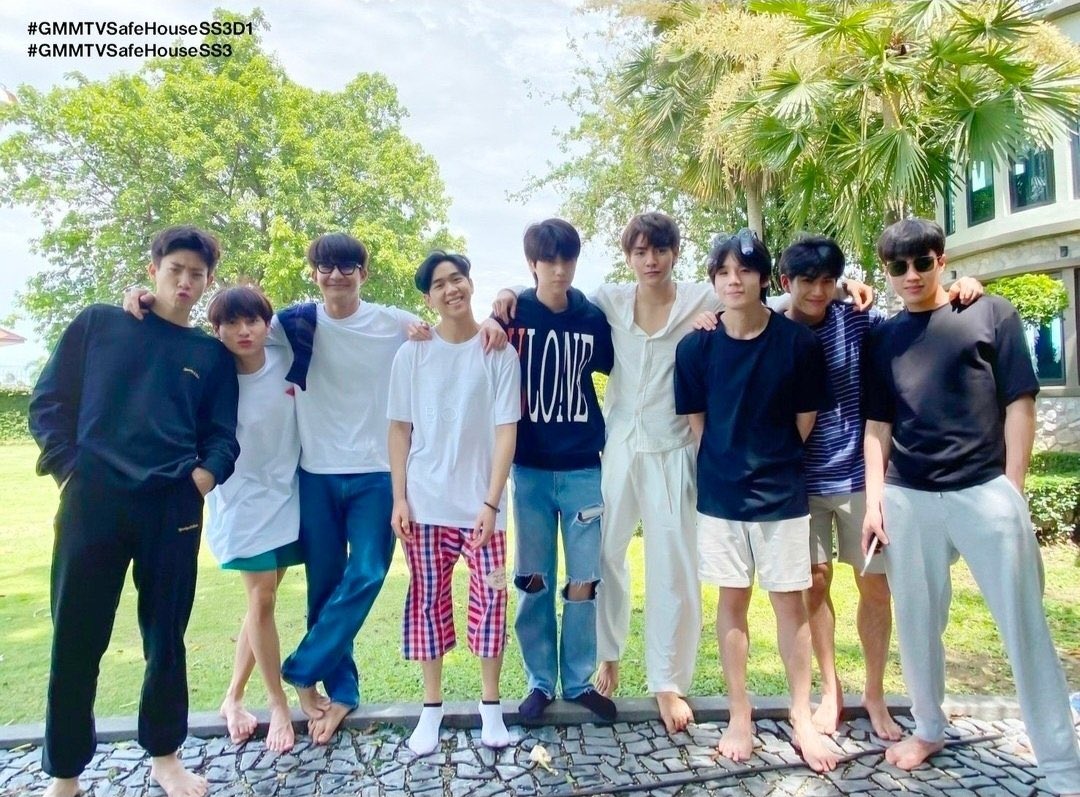 joongdunked's tweet photo. 🌻 joongdunk with the director and cast of their first series together
🌻 joongdunk on their first reality show together
🌻 joongdunk on their first trip to korea together https://t.co/t7VFVK0Wun
