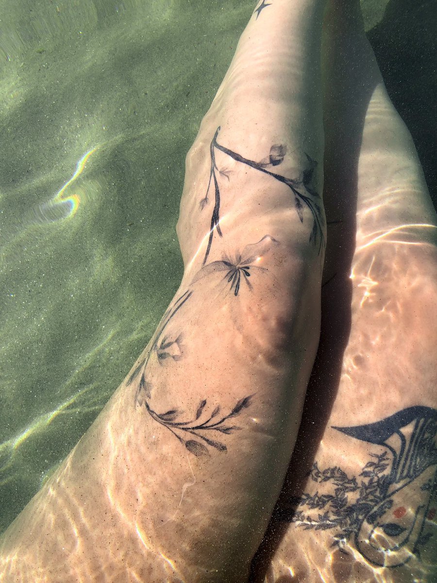 bi_atch_'s tweet photo. j’avoue quelle idée de se faire tatouer https://t.co/o6XrH7EgGi