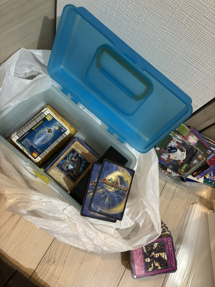 MADOGIWAch's tweet photo. 引っ越し準備中に出てきた遊戯王カード、デュエル・マスターズカード、jリーグチップスカードのせいで2時間も時間溶けました（ポケモンカードメルカリで1枚1万円で売れるから出品頑張ってる😇😇）
果たして荷造り終わるのか🙂‍↕️ https://t.co/StXpiNxb1c