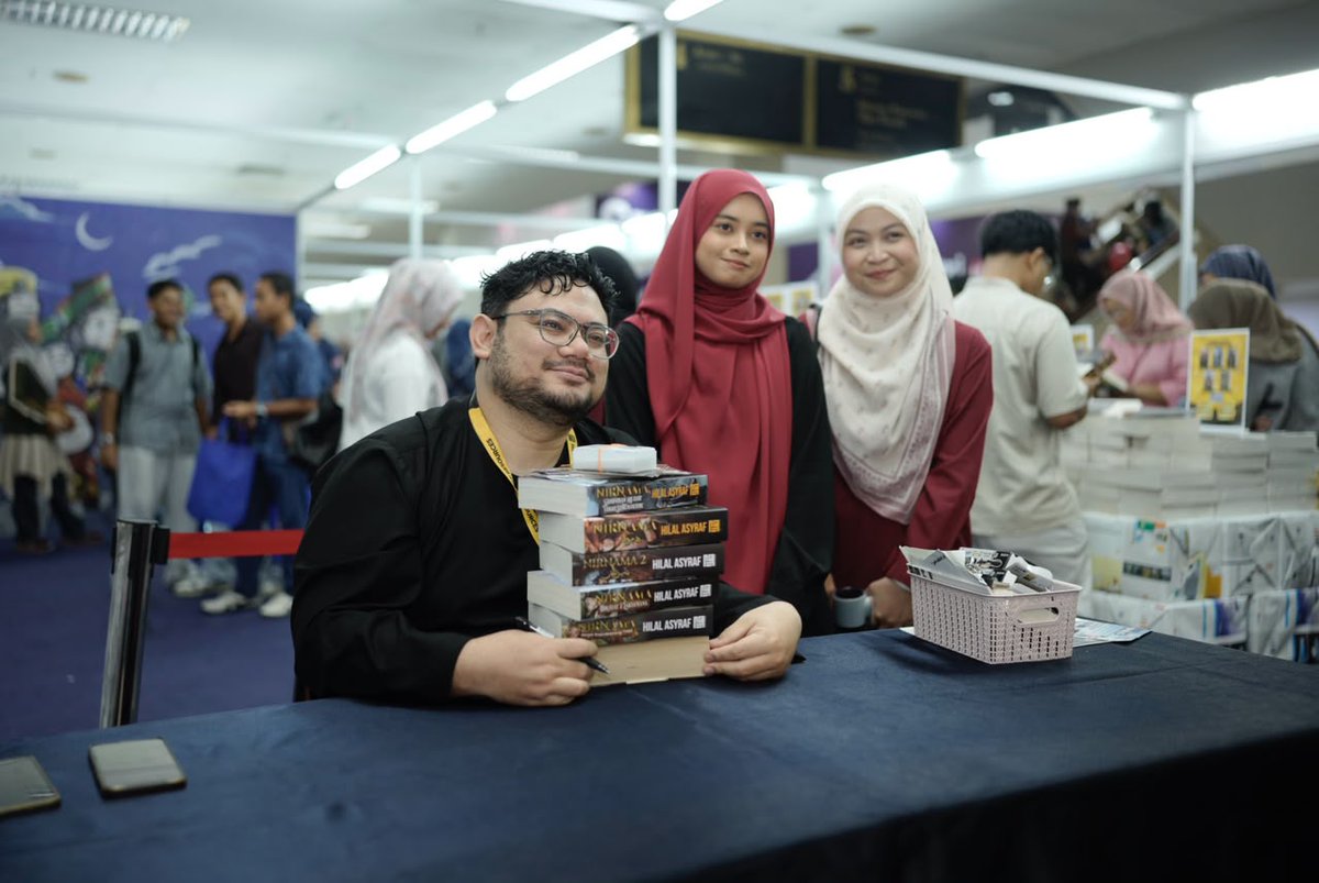 HilalAsyraf's tweet photo. Soalan paling rawak(random) saya terima di PBAKL2026 kali ini adalah:

"Macam mana muka tak hensem macam kau ni boleh jual banyak buku?"

🤣🤣🤣 https://t.co/FHGv4kii9i