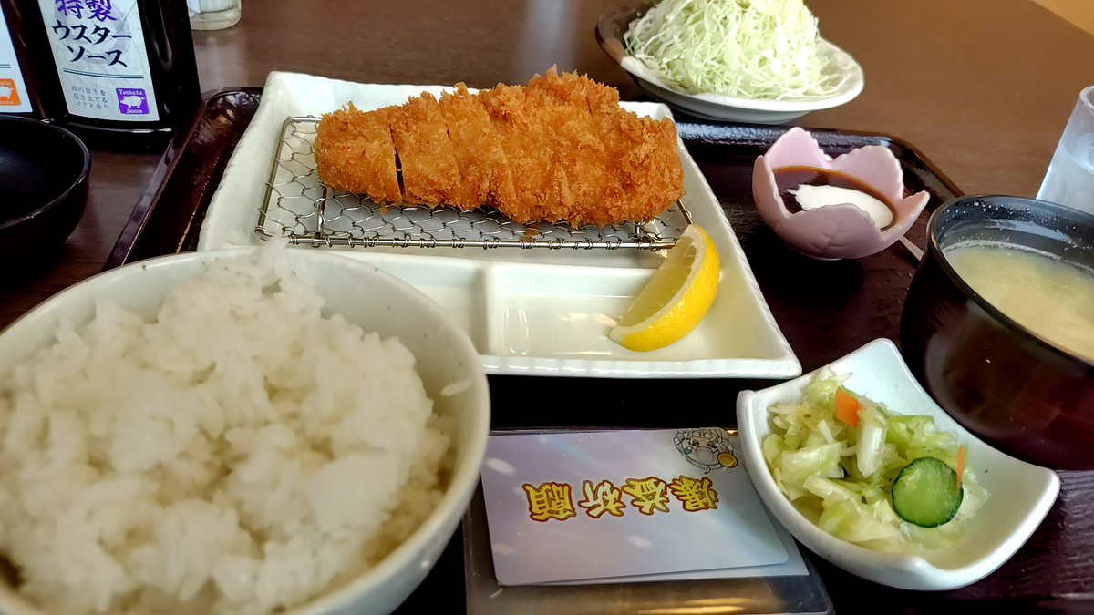 oven10's tweet photo. ランチは足利市の「とんかつれんが4.3評価165人」さんでMロースかつセット(170g) 1880円を頂きます
ソースもドレッシングも店舗オリジナル。これは長く続いた名店ですかな。衣はサクより若干カリで香ばし、火の入り具合は……完璧じゃないですか。この厚さですが柔らかさは見て分るとおり「クニャ」ですわ
真っ白ウェルダンに揚がったとんかつはね、死人の色なんですよ。これくらい生気を感じるピンク色でないと豚の柔らかさ、甘さ、まろやかな歯応えが堪能できません
量も140～180gくらいで適量だと感じます。ゆっくり噛んで4切れ目あたりで幸福がカンストします
ごちそうさまを言って店を出た後に気付きました
電車で行ったのに――ビール頼むの忘れた😭😭😭