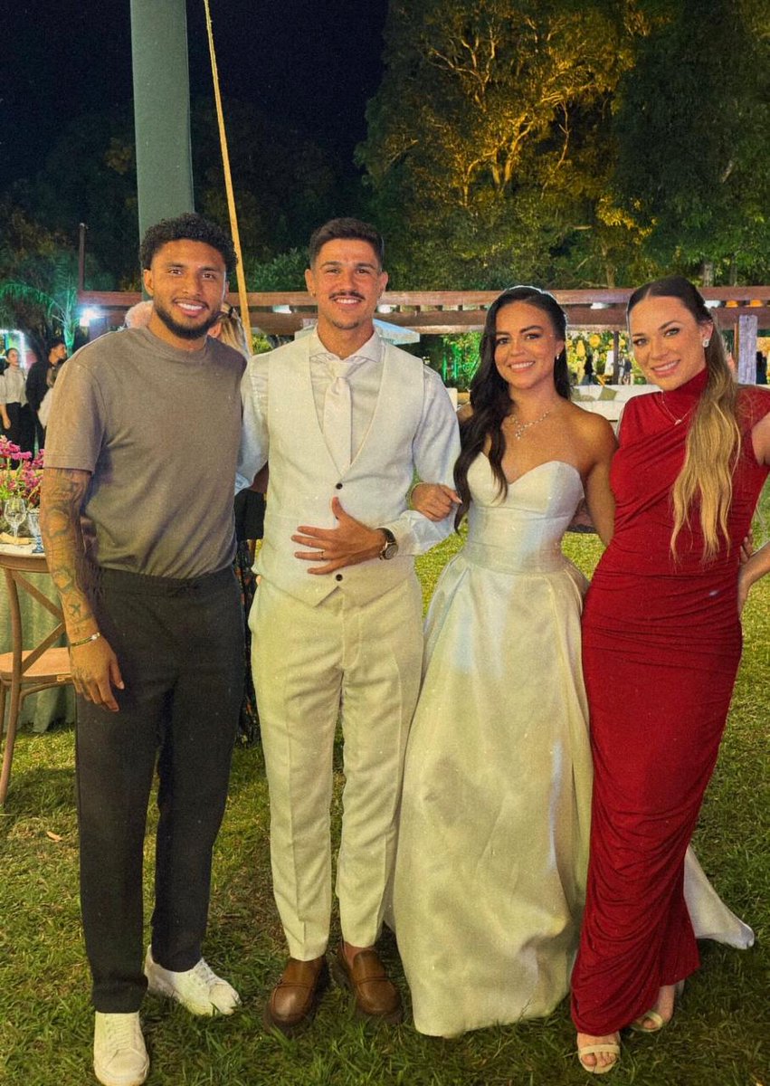 liberta___depre's tweet photo. Convocado na vaga de Wesley, Éderson estava em um casamento durante amistoso entre Brasil e Egito. 

O volante do Atalanta estava com sua esposa Myckaela em um casamento em Campo Grande, sua cidade natal, no Mato Grosso do Sul. Horas após a festa, o jogador acordou com a notícia de sua convocação para a Copa do Mundo.

Via: @JornalOGlobo 

📷Divulgação
