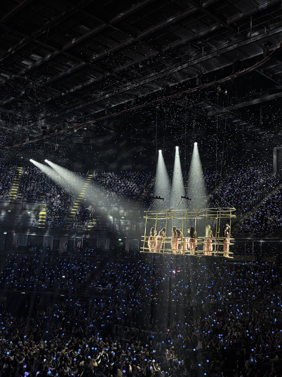 zevendz's tweet photo. ได้ฤกษ์เปลี่ยน Cover ใหม่สักที ใช้ภาพลอยกลางอากาศของคอน 2 มานาน  #4EVEUnchainedConcert_Day2 https://t.co/D8rj11uIyx
