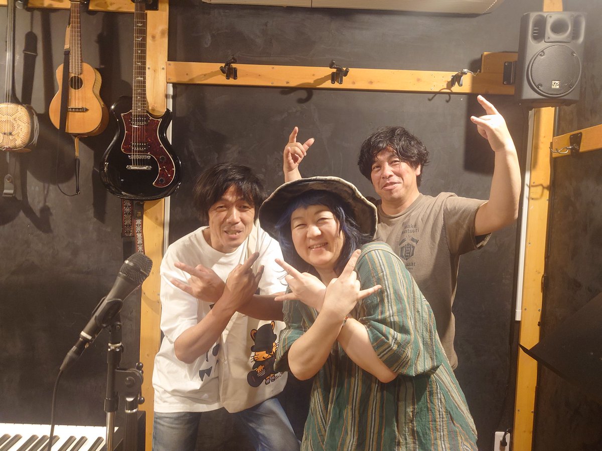 amorrisonk's tweet photo. おおたにあきさん企画
さけとおんがく
満員御礼ありがとうございました
今日歌えてよかった
ダーは呑み過ぎだった

矢儀さんにも逢えたし

涙どろぼう
で

あり続けたいかなぁ https://t.co/x1dMtka0rQ