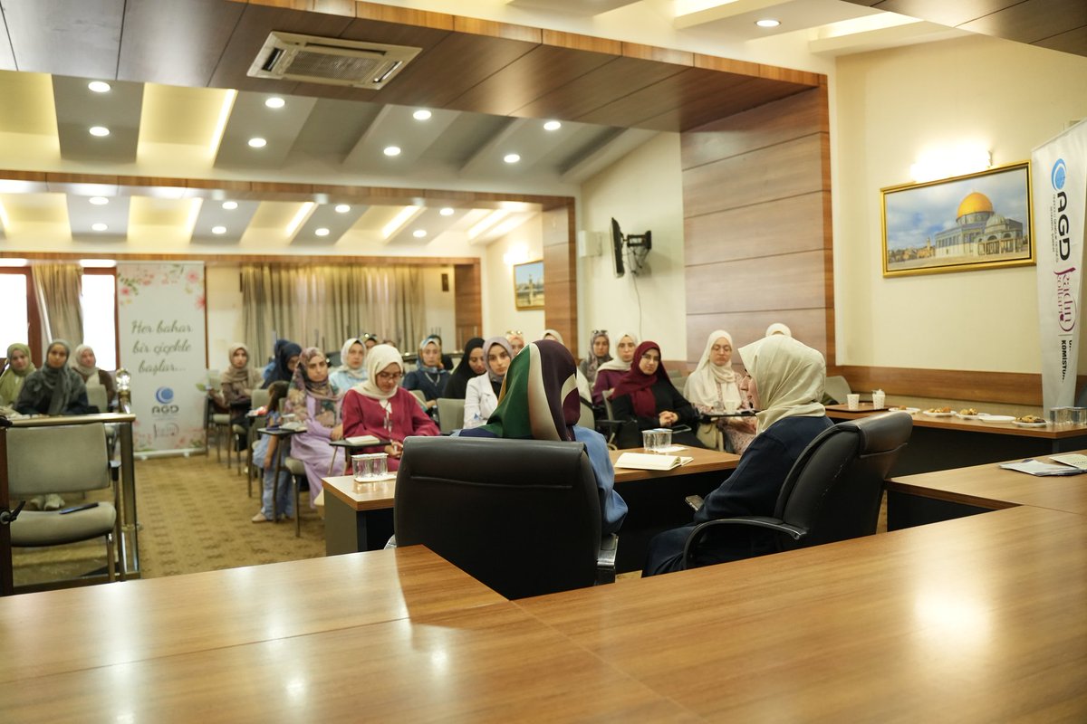 agdkadinistuni's tweet photo. 🌿 2025-2026 Eğitim-Öğretim Yılı "Akademi 4 Fakülte" programımızı tamamladık.

Değerli eğitimcilerimiz; Yazar Sn. Merve Aydın Küçük’e ,  Uzman Psikolog Sn. Esra Oras’a ve siz değerli katılımcılarımıza teşekkür ederiz. 💫 https://t.co/v5zlEAGIi1
