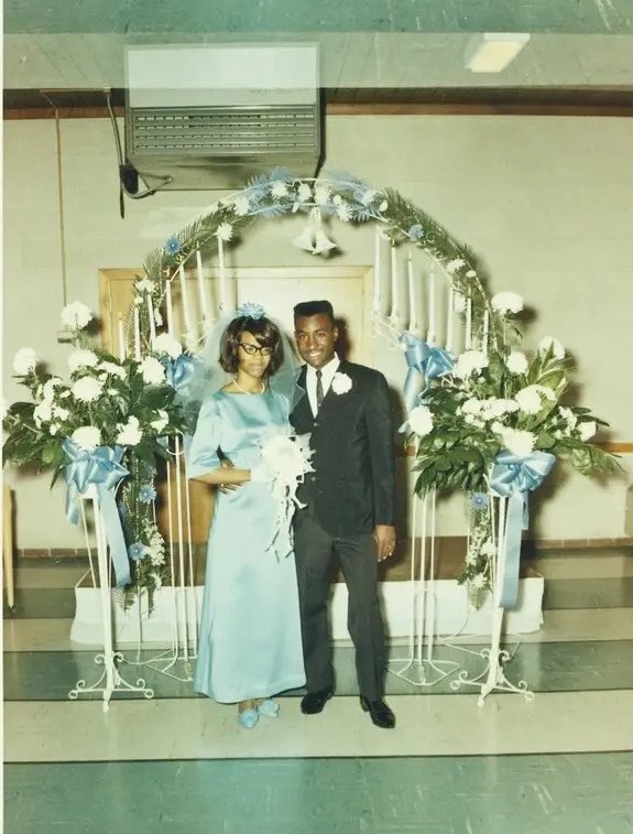 Indian_Bronson's tweet photo. Correct.

If you inspect marriage / divorce data for years before marriage ages skyrocketed, incidence cratered, and divorces became common, you can find photography and footage for a functioning culture:

Church /city hall ceremonies, receptions in to-be-grandparent’s backyards https://t.co/5uR1GLb8vA
