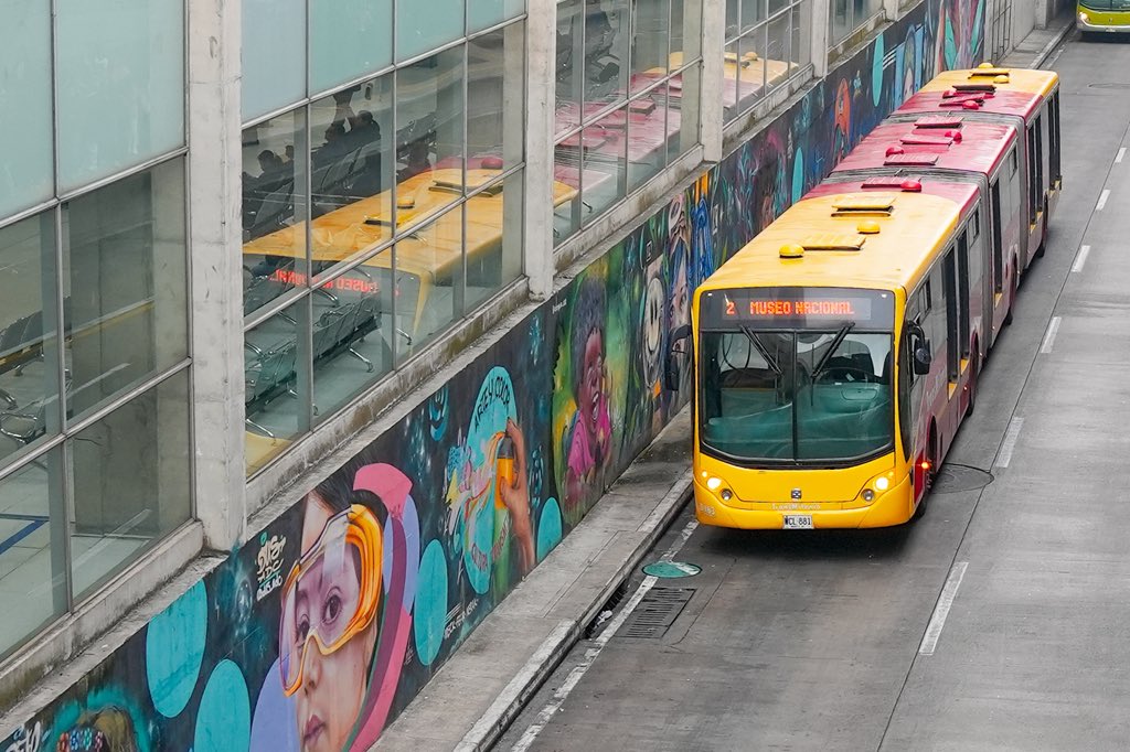TransMilenio's tweet photo. Bogotá desde arriba, siempre en movimiento. 🚍☀️
#PostalTransMi https://t.co/AxRux3zqL2