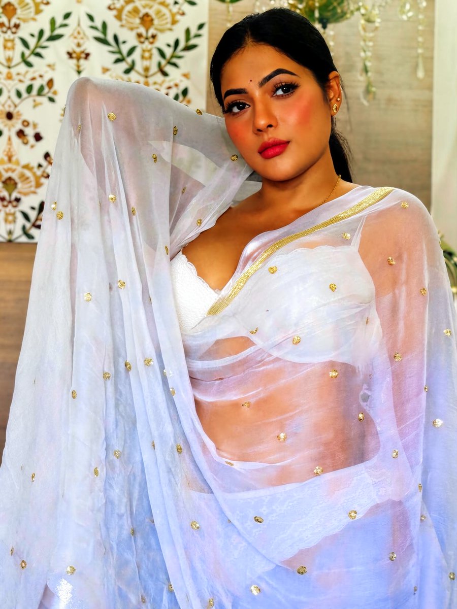 Raghavanfappers's tweet photo. Reshma Pasupaleti On🔥mode Dropped another exclusive pics for her subscribers🥵En kanna ennalae namma mudiyala uf❤️‍🔥.literally NO ONE can stand with her raw glam🛐Namakae ippidi katrana apo iva paiyanuku😛uf.en naughty mind kandathu nenaika thonuthu😈🤯Iva Udambu inch by inch-um🥵 https://t.co/OjGQ8w0naS