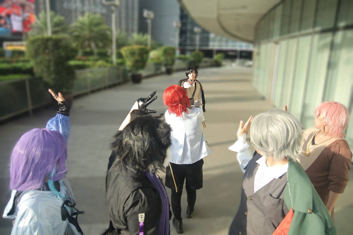 kaikahana38's tweet photo. 「またね。」
みんなが卒業する前にこれを本当にやりたかった。天真のコスプレヤ探さなかったは残念だけど、そしてボクが上着見つからなかった…
どうか、僕らの愛情をホロスタのみんなに届けますように。

#みやびじゅつ #アランの画廊 #りつあーと #イヅル描いたぞ #影メイク #現世に燐央顕現 https://t.co/RgY1DrjxEt
