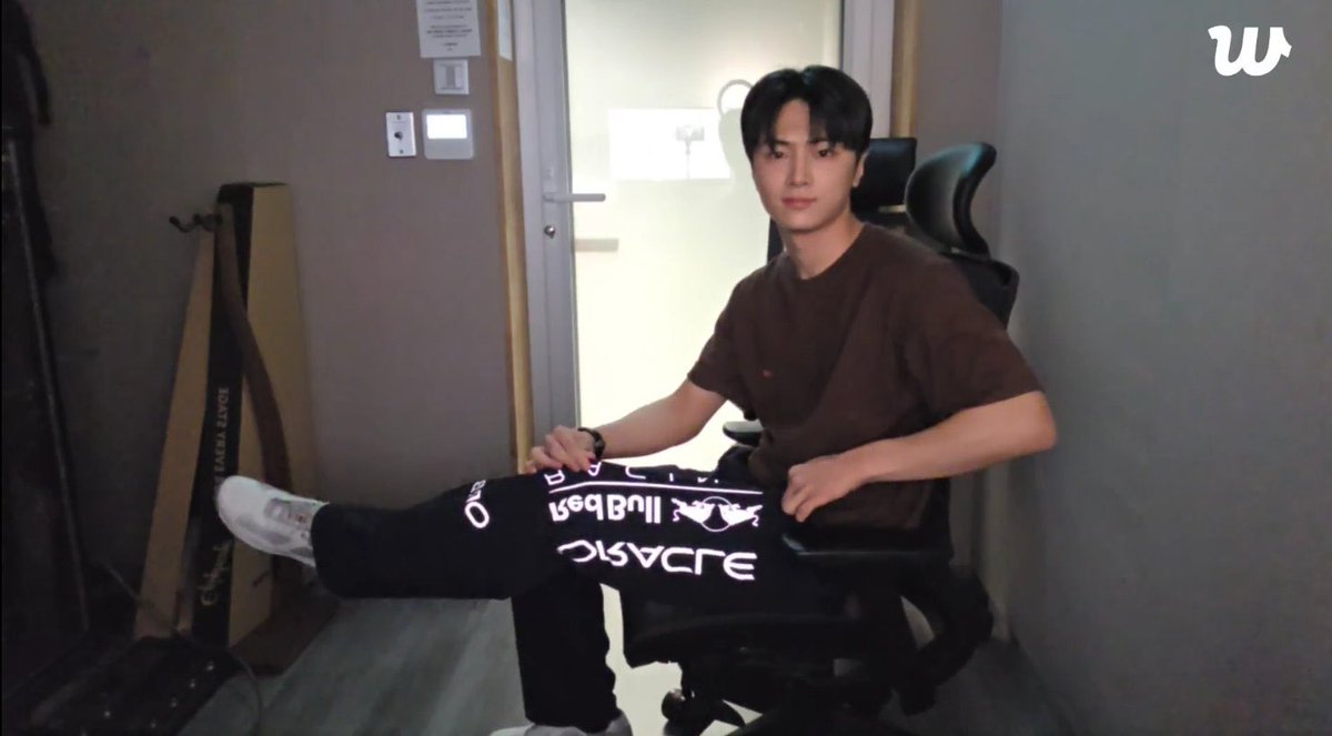 Roguedsin's tweet photo. ctfuuuu dia udah seexcited ini ya ampun admin roguedsin cekikikan tapi juga kasian (gw juga nangis kok nonton race malem ini SO yeah) https://t.co/fIERaTC7yC