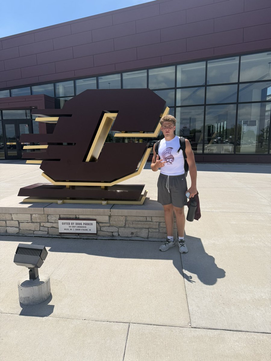 Fbutto09's tweet photo. Great camp day @CMU_Football today hope to come back out soon!!!
@CoachSeanCronin https://t.co/SSSpN0EVOi