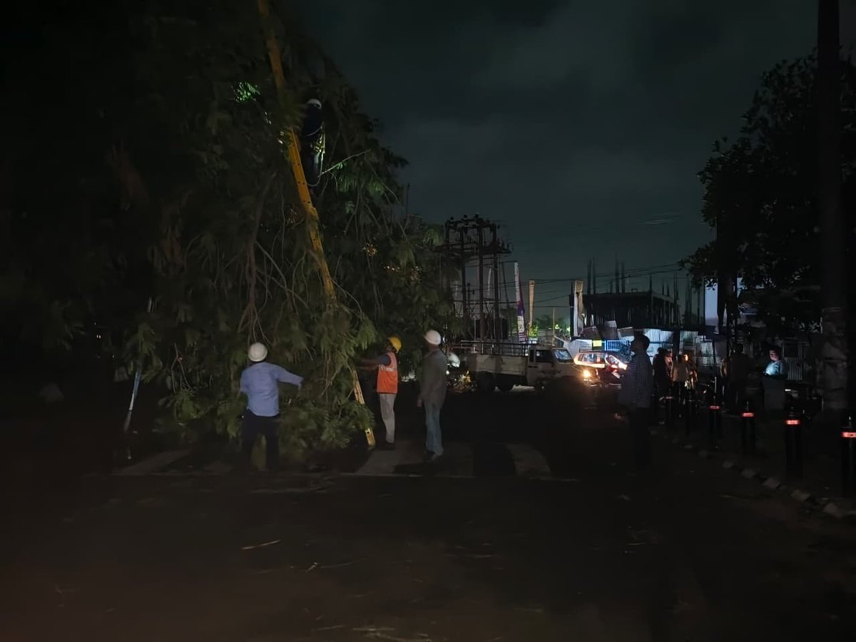 KMCKataka's tweet photo. 🌧️ Following the thunderstorm, Commissioner visited affected areas across Cuttack to review restoration efforts.
Team CMC has deployed manpower, JCBs, and Green Waste Management teams to clear fallen trees and debris.
#TeamCMC #Cuttack #StormResponse #CMC https://t.co/9QhtFlrWAK