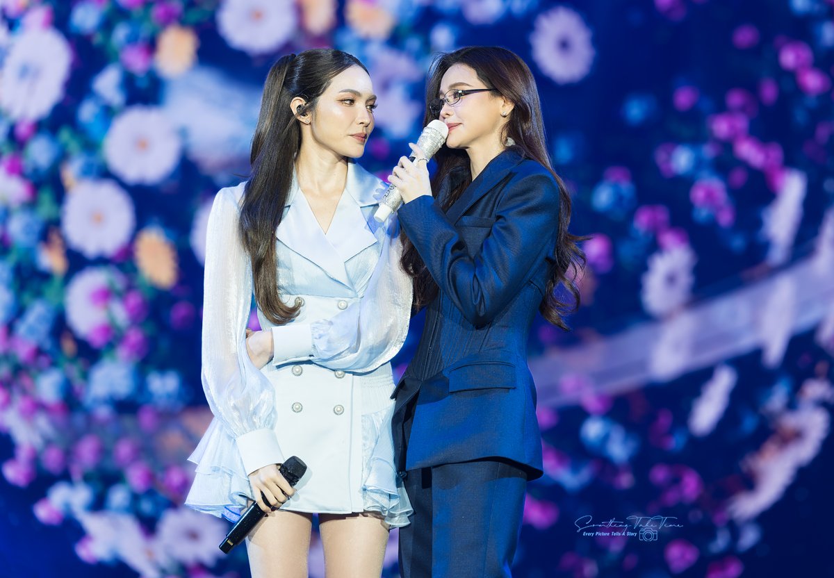 Englothome's tweet photo. ดีใจที่เลือกกันในวันนั้น จนถึงวันนี้ 
ที่มารักกันให้ทุกคนได้ดู 🤍🐶🐰

@EWaraha @itscharlotty
#ConENGFALegacyMahachon3
#อิงล็อต #englot https://t.co/fm3YUE27wS