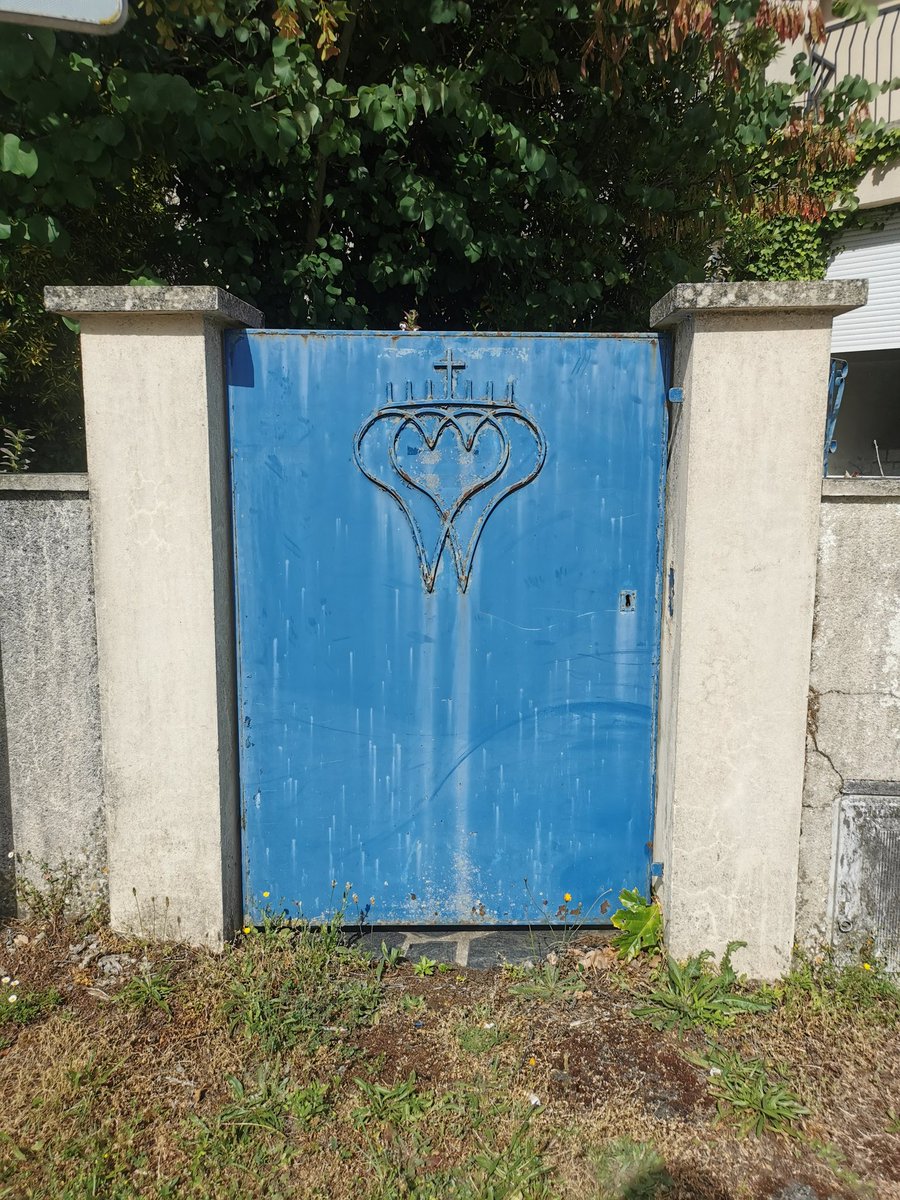 Petit_Lay's tweet photo. Un autre cœur vendéen sur un portillon métallique, toujours à Mouzeuil-Saint-Martin (#Vendée). https://t.co/UstEI33aY7