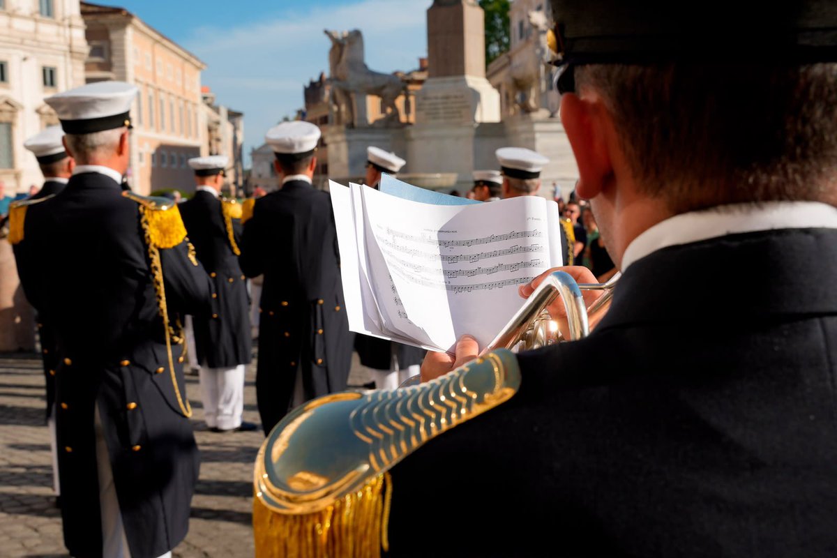 ItalianNavy's tweet photo. #Roma si è svolta oggi al Palazzo del @Quirinale il cambio della Guardia d’Onore tra gli allievi marescialli di Mariscuola Taranto e la 1ª Compagnia Onori della #BrigataMarinaSanMarco.

#ItalianNavy 
#IlGrandeEquipaggio https://t.co/lBSE3jYQ7W