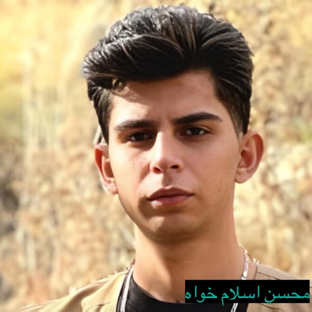 Rozhenabaloch's tweet photo. با اینکه توییت هام دیده نمیشه، اسم این زندانی سیاسی محکوم به اعدام اولین باره تایملاین میبینم وظیفه دونستم ازش بنویسم.! شما هم این توییت دیدین ازش بنویسید تنها کاری که ازمون برمیاد🙏#محسن_اسلامخواه ۲۰ ساله، با اتهام افساد فی‌الارض و محاربه به اعدام محکوم شده‌، صدایم باشید. https://t.co/PmLrDzwnPn